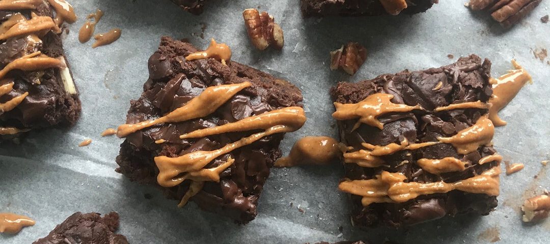 Chocolade brownie met pecannoten (glutenvrij – vegan) - Chocolade Zusjes