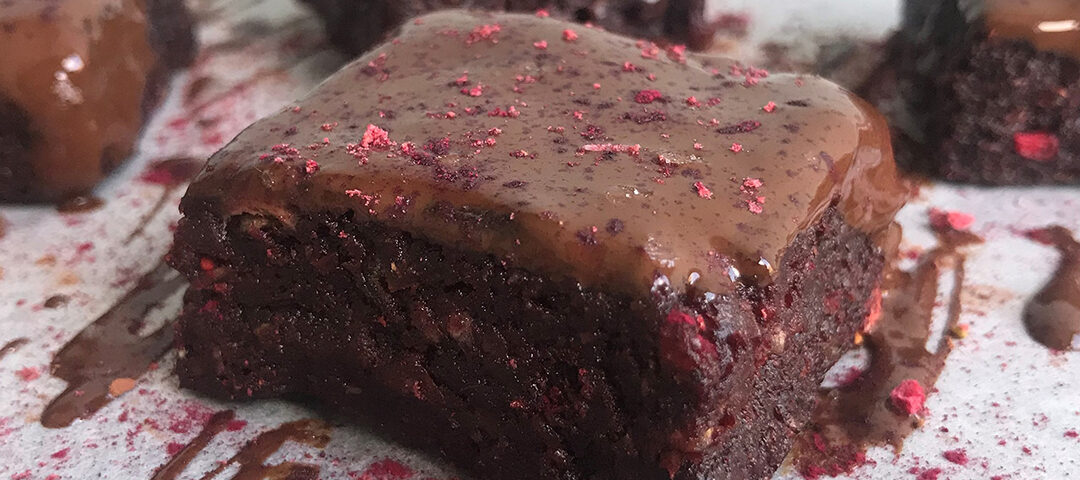 Red velvet no bake chocolade brownie met rode vruchten - Chocolade Zusjes