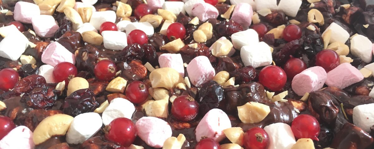 Rocky Road met cranberry, rode bessen en cashewnoten - Chocolade Zusjes