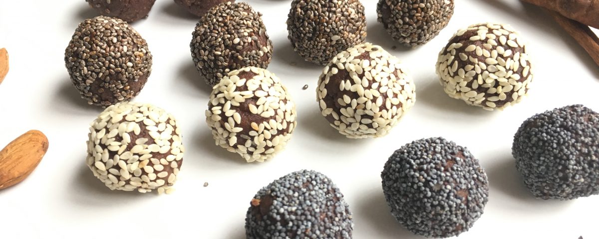 Speculaasballetjes met cacao chiazaad sesamzaadjes of maanzaadjes - Chocoladezusjes