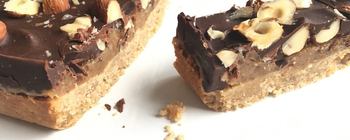 Vegan Snickertaart met een twist - Chocolade Zusjes